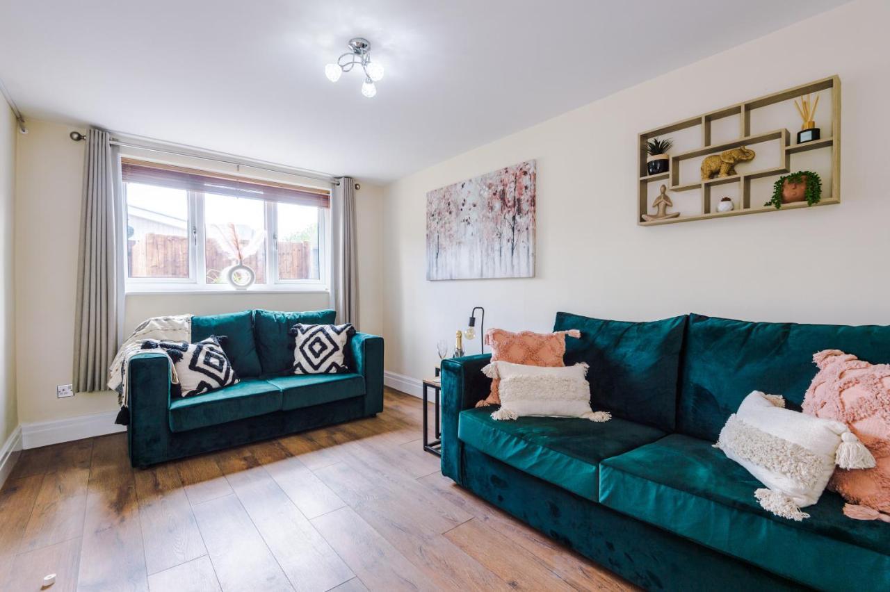 Charming 3-Bed Cottage In Chester, Ideal For Families & Workers, Free Parking - Sleeps 7 Exterior photo