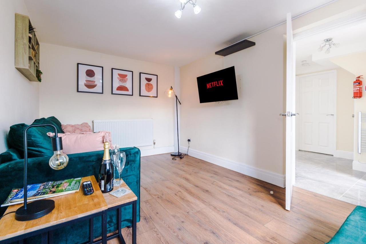 Charming 3-Bed Cottage In Chester, Ideal For Families & Workers, Free Parking - Sleeps 7 Exterior photo