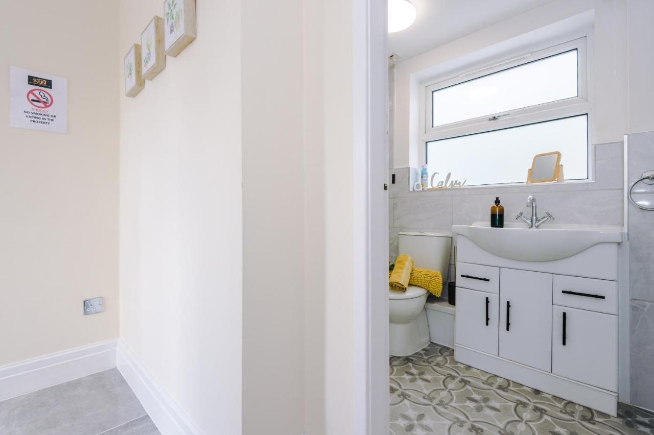 Charming 3-Bed Cottage In Chester, Ideal For Families & Workers, Free Parking - Sleeps 7 Exterior photo