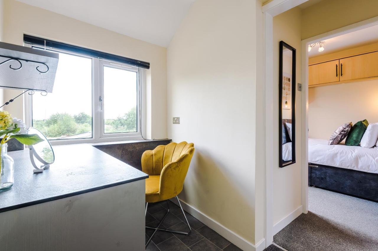 Charming 3-Bed Cottage In Chester, Ideal For Families & Workers, Free Parking - Sleeps 7 Exterior photo