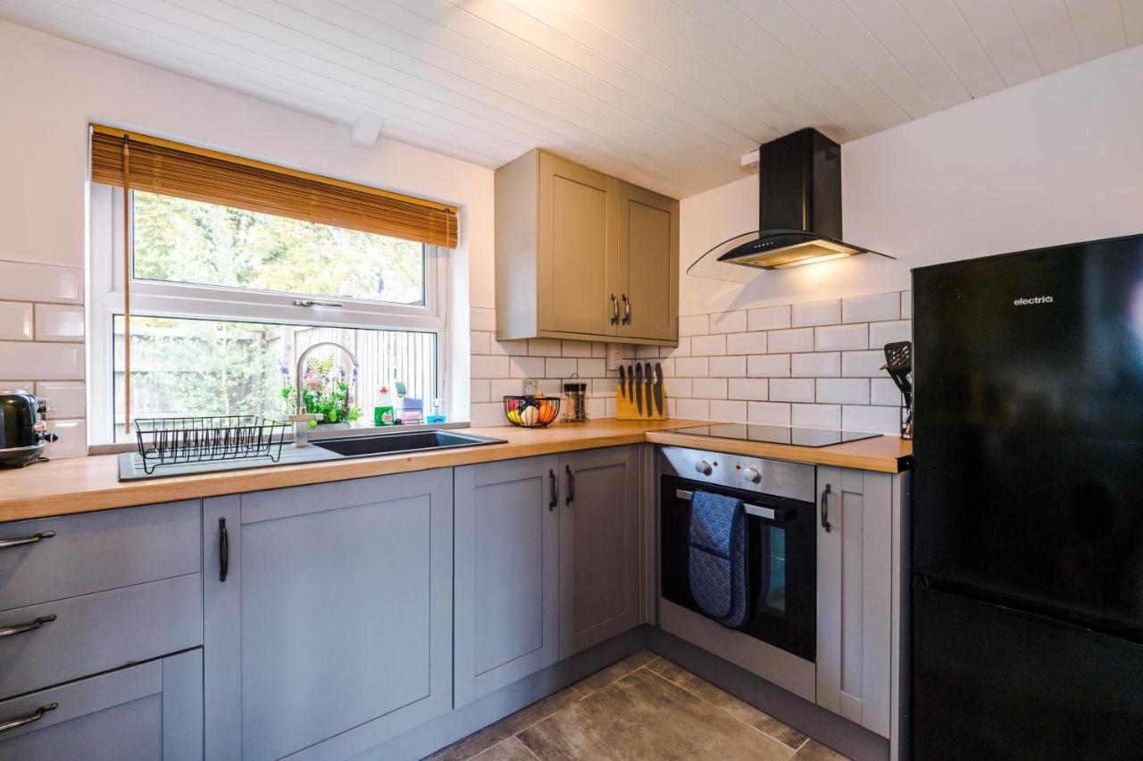Charming 3-Bed Cottage In Chester, Ideal For Families & Workers, Free Parking - Sleeps 7 Exterior photo